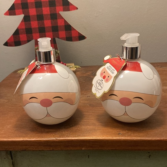 NWT-Set of 2- Peppermint Swirl Scented-Santa 🎅🏻 Hand Soap Dispensers 16.9/bottle - Picture 12 of 16